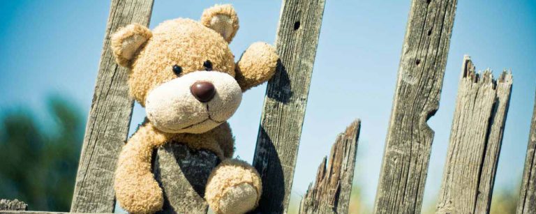 peluche sur barrière